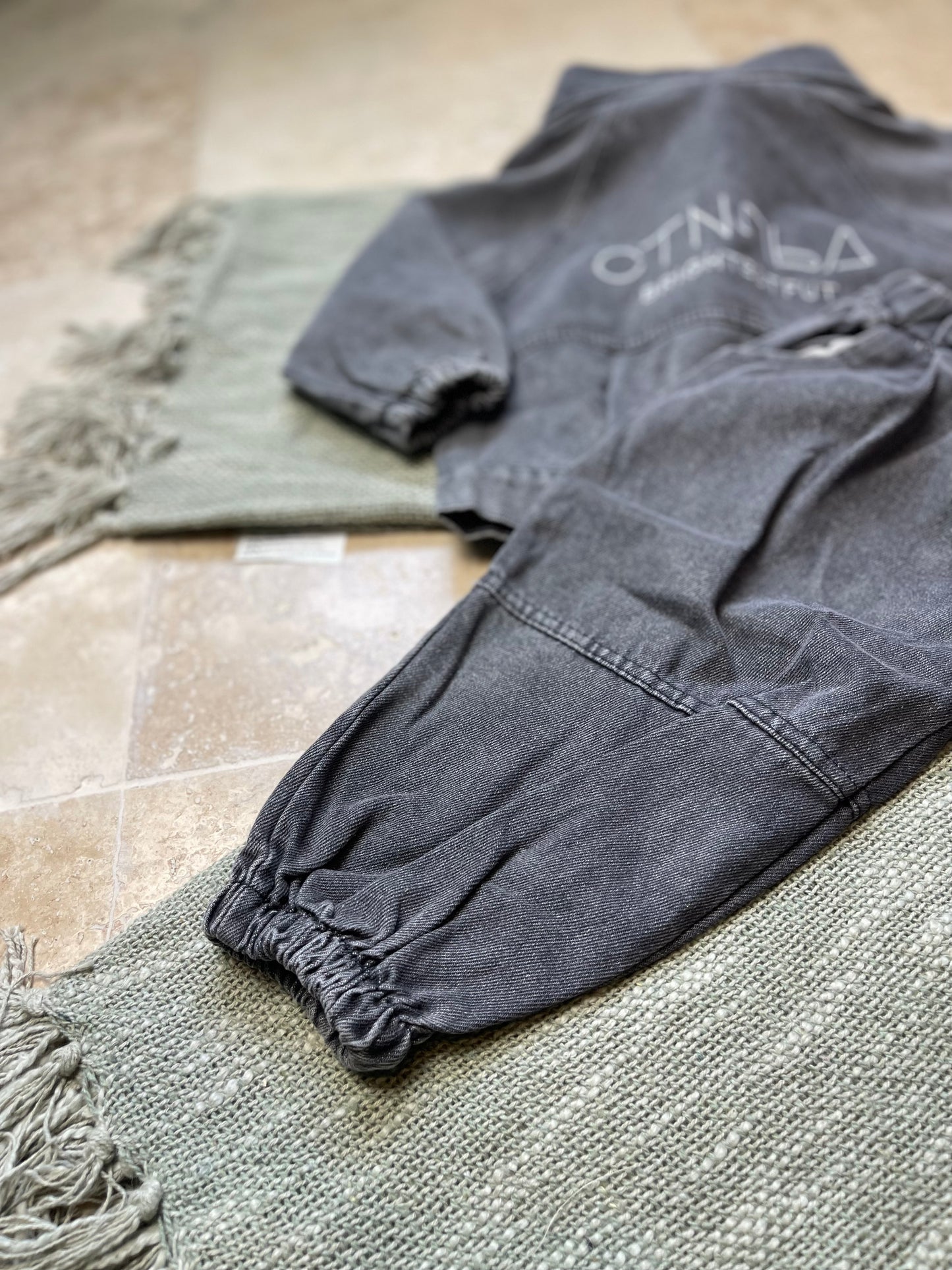 Ensemble sportwear garçon – veste en jean, pantalon cargo et pull manches longues