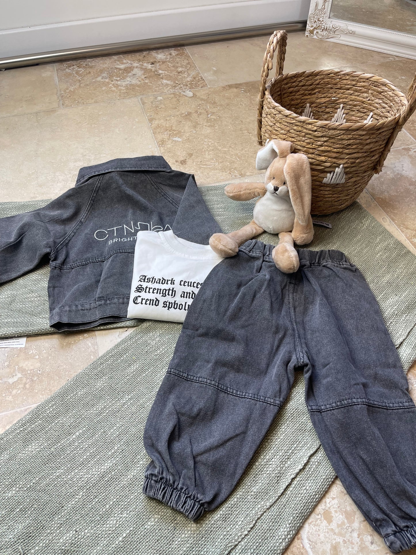 Ensemble sportwear garçon – veste en jean, pantalon cargo et pull manches longues