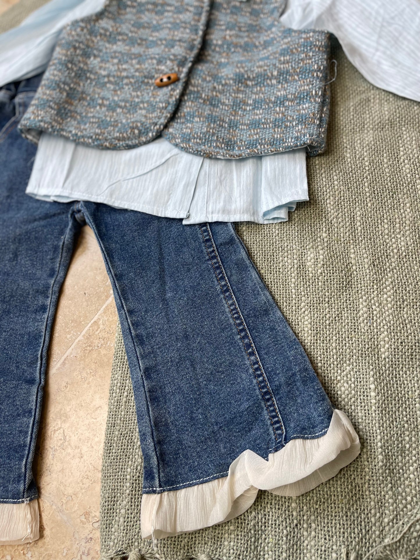 Ensemble fille 3 pièces – blazer, chemise et pantalon jean pattes d’éléphant