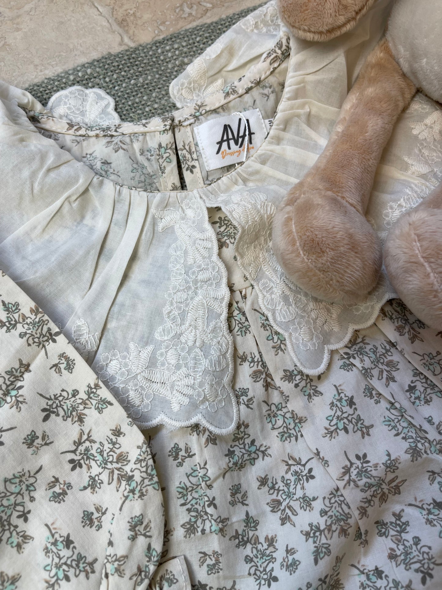 Robe fleurie col Claudine