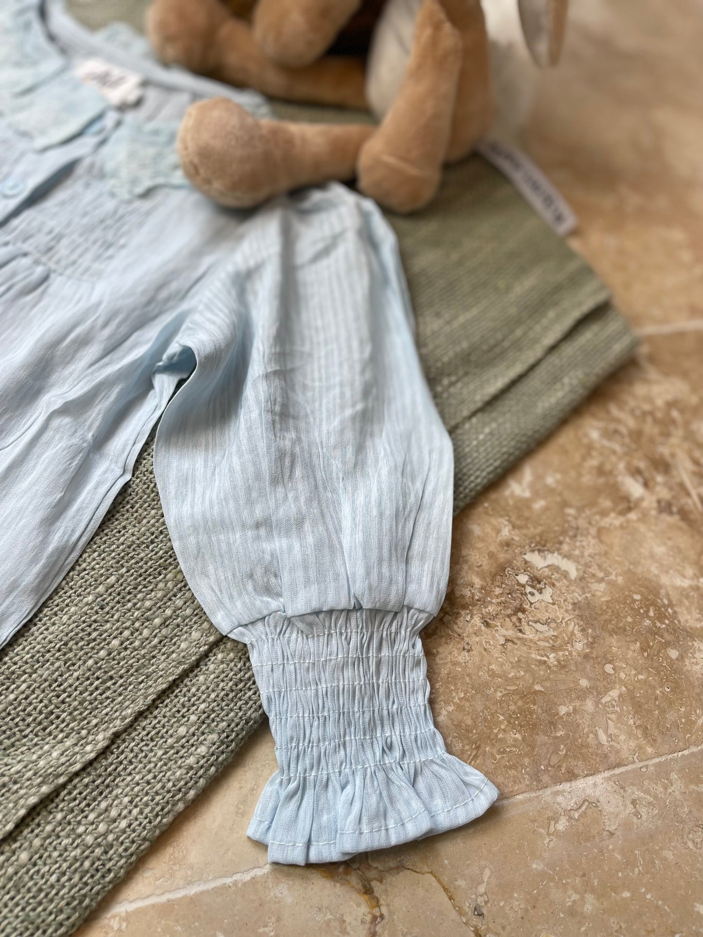 Ensemble fille 3 pièces – blazer, chemise et pantalon jean pattes d’éléphant