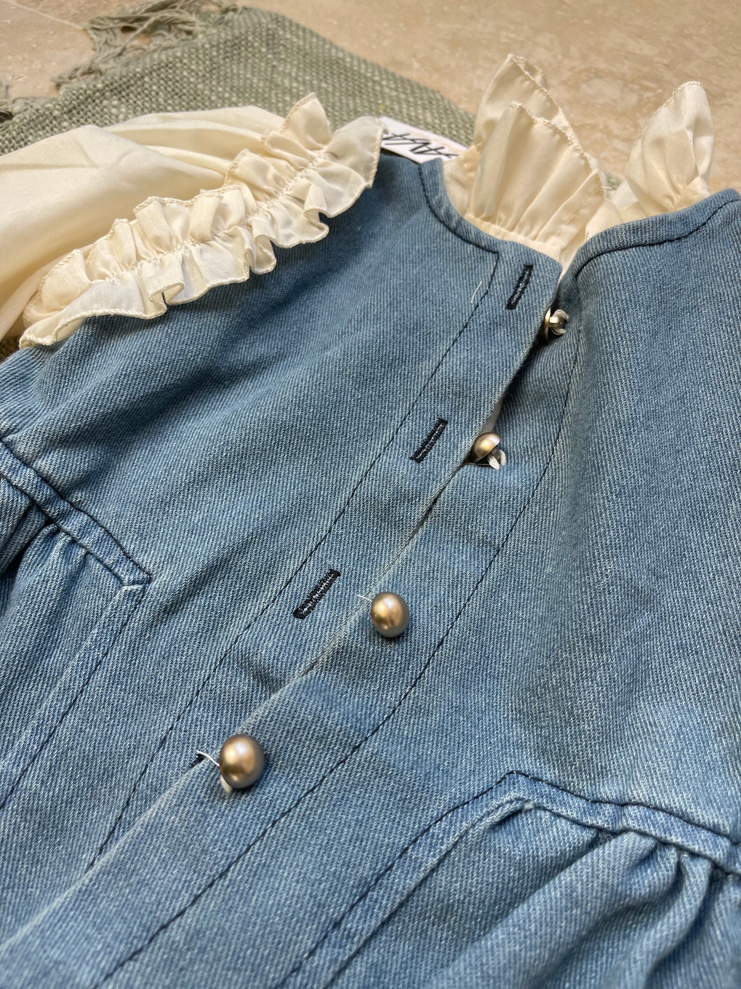 Ensemble fille 3 pièces – blazer à froufrous, chemise à volants et jean